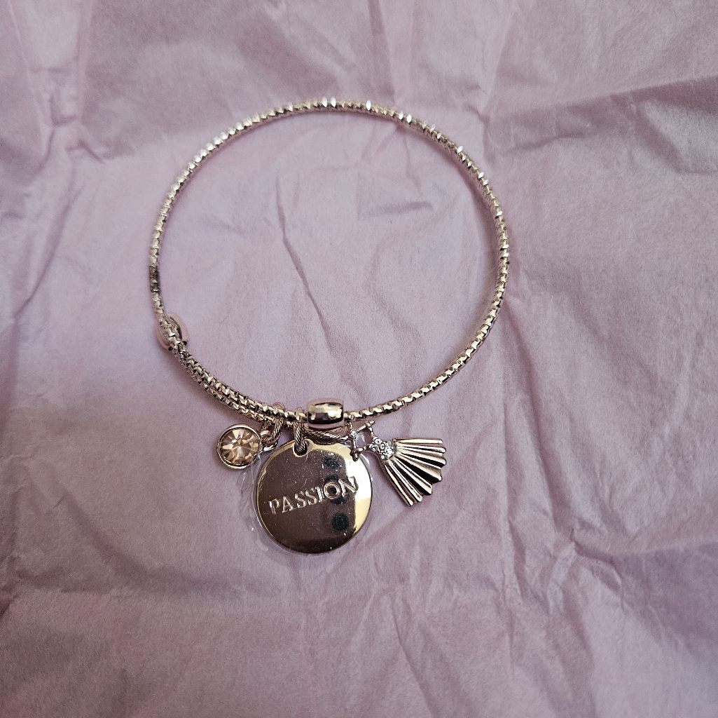 Mary Kay Gold Charm Bracelet With Charms 30$